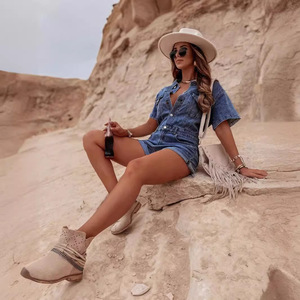 Mono vaquero de manga corta con bolsillos para mujer, ajustado y moldeador, 2026 - Product Image 3