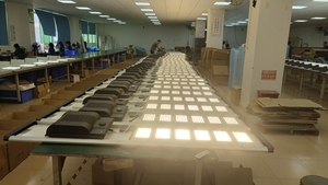 โรงงานผลิตไฟถนนโซลาร์เซลล์ 100W ควบคุมอัจฉริยะ แบตเตอรี่ LifePO4 กึ่งสำเร็จรูป แหล่งกำเนิดแสง LED มาตรฐาน IP65 สำหรับใช้งานบนถนน - Product Image 6