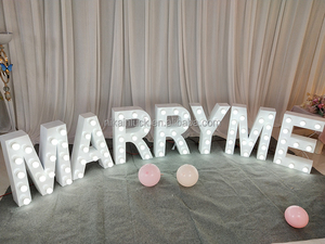 Insegna LED Decorativa NIKA per Proposta di Matrimonio, Alta 1,2 Metri, con Scritta 'Marry Me' in Mosaico - Product Image 4