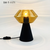 Lampu Meja Bar LED Nordik Modern untuk Restoran, Hotel, Lampu Meja Besi Metal, Lampu Meja LED Desainer untuk Kamar Tidur dan Ruang Baca