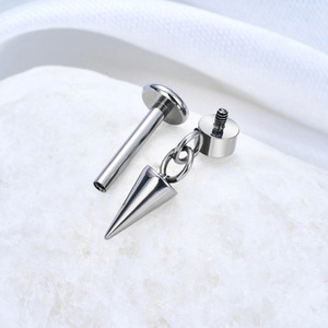 Pendientes de titanio chapados en oro ASTM-F136 Getta Gaby con cadena colgante, rosca interna y circonita para perforación de oreja tipo labret. - Product Image 5