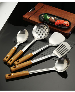 201 أدوات مطبخ ملعقة حساء ملعقة غسول مبرد مطبخ من الفولاذ المقاوم للصدأ مقبض حبوب خشبي عازل طهي طقم أدوات 5 قطع - Product Image 6