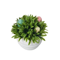Œuf de Pâques tacheté, plante artificielle en pot, petit pot blanc avec herbe artificielle pour la décoration de la maison pendant les vacances de printemps