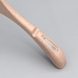 Bán Buôn Sang Trọng Chống-Trượt Gỗ Áo Tổ Chức Hàng May Mặc Giá Biểu Tượng Tùy Chỉnh Nhựa Quần Áo Móc Áo Cho Tủ Quần Áo Hot Bán - Product Image 3