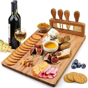 Tabla de queso de bambú con juego de 4 cuchillos, plato para embutidos con prensa lateral, tabla de cortar estilo europeo para servir - Product Image 1