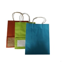 Cadeau de noël blanc kraft sac à la main