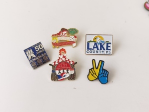 Distinguidos pines de solapa de metal esmaltado personalizados con cierre de mariposa para imagen institucional y eventos formales - Product Image 6