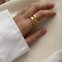 HOVANCI 13mm breit 18 Karat Gold IP-Beschichtung Edelstahl Glattes Ehering Chunky Ring Wunderschöner detaillierter Gold Bold Ring für Damen