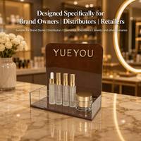 Expositor de acrílico marrón personalizado, plegable y portátil para productos de cuidado de la piel, bandeja de mostrador con respaldo redondeado para botellas de suero y spray.