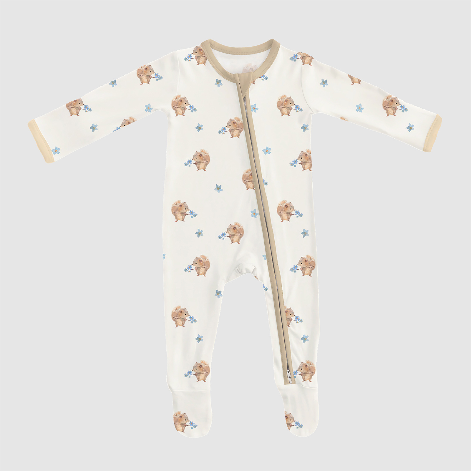 Scoiattolo che tiene fiori