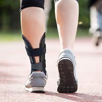 Attelle de cheville unisexe ajustable avec sangle stabilisatrice pressurisée, design léger et respirant pour une protection optimale