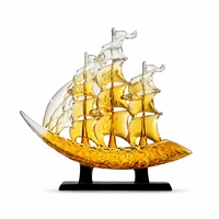 Sculpture de bateau à voile en résine ambrée transparente sur base noire, décoration nautique pour la maison, le bureau et les intérieurs d'hôtels