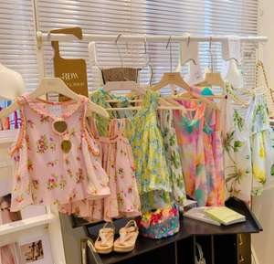 Vêtements d'été en coton pour enfants en gros, styles variés, robes, jupes, t-shirts, ensembles de pantalons pour bébés, stock - Product Image 1