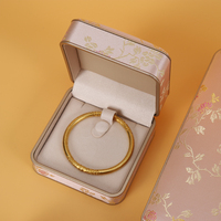 Nouveaux présentoirs de luxe en velours pour bijoux, présentant des ensembles de bijoux dans des boîtes à bijoux en soie rose de style chinois avec logo personnalisé.