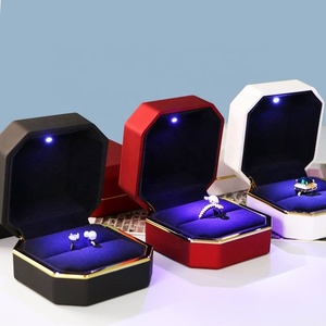 Lussuosa Scatola <span class=keywords><strong>Portagioie</strong></span> Moderna Ottagonale in Plastica con Luce LED e Chiusura a Coperchio Ribaltabile, Confezione per Matrimoni per Anelli e Ciondoli - Product Image 1
