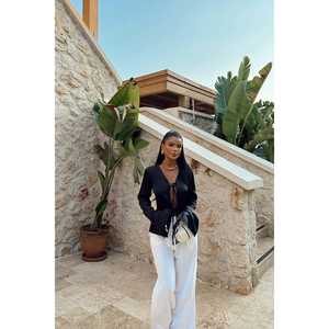 Blusa/Camisa Negra con Lazo Delantero para Mujer - Product Image 2