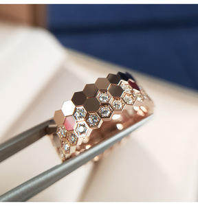 Anello con Design a Nido d'Ape, Stile Minimalista per Donne - Product Image 2