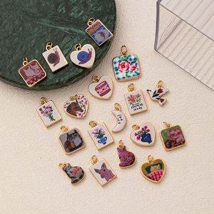La Paleta Pequeña |   Charm Vintage Pintado a Mano Chapado en Oro de 18K para la Creación de Joyería |   Colgante Artístico en Miniatura con Diseño de Animales y Flores - Product Image 4