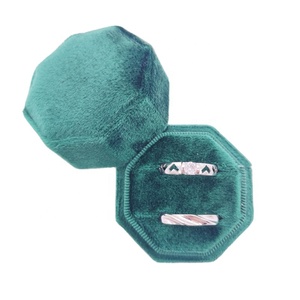 Venta caliente octogonal terciopelo esmeraldas gema anillo caja al por mayor personalizado terciopelo joyero 2 ranuras anillo caja para joyería embalaje - Product Image 4