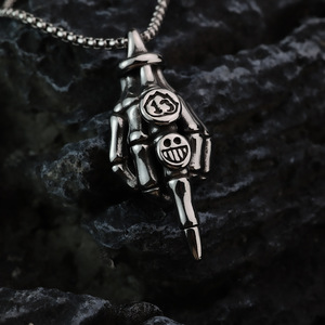 จี้รูปนิ้วกลางทำจากสแตนเลส สไตล์ฮิปฮอปสำหรับผู้ชาย ดีไซน์เรขาคณิตแบบอสมมาตร เครื่องประดับแฟชั่น - Product Image 3