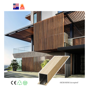 Panneau de façade horizontal extérieur personnalisé en aluminium à grain de <span class=keywords><strong>bois</strong></span> avec moustiquaire Système de revêtement mural extérieur étanche - Product Image 1