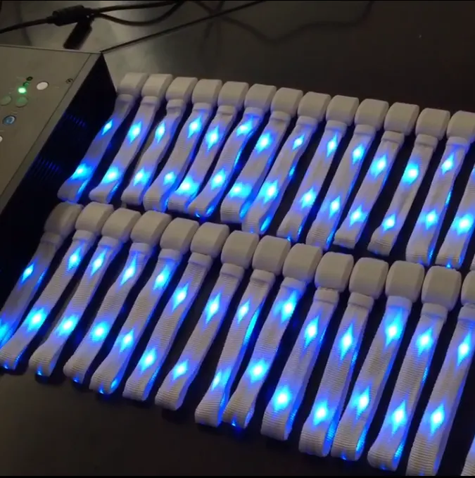 Le vendite calde per la festa DMX Multi cambiamento di colori a LED in Nylon lampeggiante luce fino braccialetto bagliore