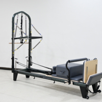 Yüksek hassasiyetli siyah alüminyum Pilates Reformer, taşınabilir ve ayarlanabilir, yarı yüksek stüdyo kullanımı için uygundur.