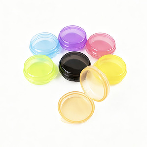 Recipientes redondos de plástico coloridos con tapas para almacenamiento de medicamentos - Product Image 4