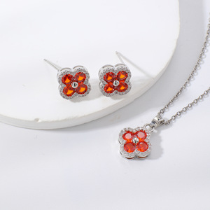 Set Perhiasan Berlapis Emas 18k dengan Empat Daun Semanggi, Kalung dan Anting Zirkonia Kubik, Perak Tembaga, Perhiasan Fashion Berkualitas untuk Wanita - Product Image 4