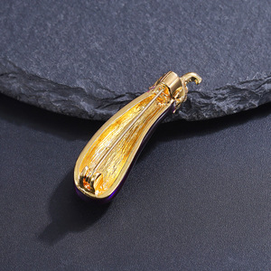 Broches de luxe pour femmes Weiman en forme d'aubergine violette, ornées de strass et de cristaux, plaquées or, personnalisables, par des designers - Product Image 5