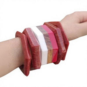 Bracelets classiques en résine acrylique géométrique avec incrustations de bois rouge, blanc et rose – Bijoux unisexes tendance pour femme, parfaits pour les mariages - Product Image 1