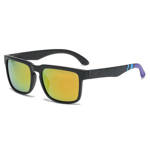 Lunettes de soleil sportives légères à monture intégrale en plastique avec logo personnalisé, polarisées UV400, unisexe, couleur blanche, vente en gros 2024 - Product Image 3