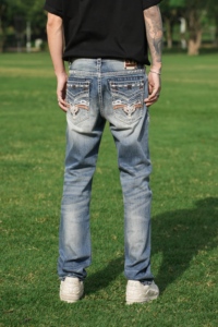 En stock: Jeans de mezclilla para hombre, de pierna recta, con bordado de puntadas gruesas, con parches y efecto desgastado. - Product Image 4