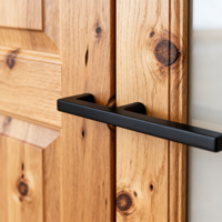 Armoire de cuisine Shaker en bois massif entièrement personnalisée, finition chêne avec vitrine pour projet résidentiel