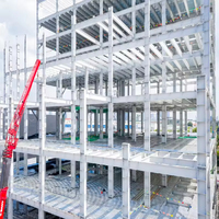 Bâtiment d'entrepôt moderne préfabriqué en acier à assembler, avec design à haut plafond, options de puits de lumière et bardage résistant aux intempéries