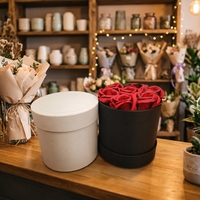Boîtes cadeaux rondes de luxe en carton rigide blanc et noir pour roses éternelles, finition mate avec dorure à chaud