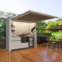 Cuisine extérieure moderne 2026 avec barbecue à gaz intégré, mobilier d'extérieur, abri de piscine, pour divertissement en plein air