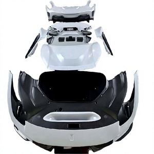 Kits de carrosserie Pista pour Ferrari 488, conversion et amélioration, en semi-fibre de carbone, comprenant pare-chocs avant, pare-chocs arrière et capot. - Product Image 1