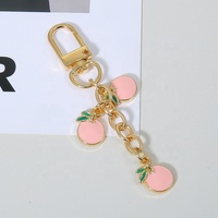 Gantungan Kunci Buah Enamel Lucu Stroberi Jeruk Persik, Liontin Tas, Penjepit Carabiner, Cincin Kunci, Liontin Buah Manis, Hadiah untuk Anak Perempuan