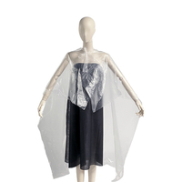 Cape de coiffure jetable transparente imperméable en PE confortable, bavoir en plastique pour salon pour la coupe, la coloration et la permanente des cheveux