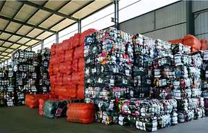 เสื้อยืดแบรนด์เนมมือสองใหม่  รวมเสื้อผ้าผู้ชายและเสื้อผ้าผู้หญิงแบบคละ  บรรจุในกระสอบสำหรับขายส่งจำนวนมาก - Product Image 3