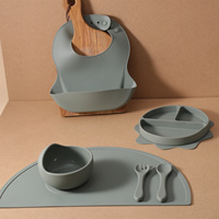 Nouveauté Bol d'aspiration fort non toxique écologique Cuillère Fourchette Assiette Set de table Bavoir d'alimentation Ensemble en silicone pour bébé
