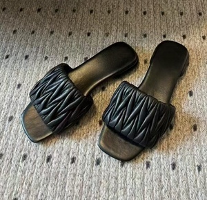 Sandalias de cuña de piel de oveja plisadas informales de verano para mujer, con logo metálico y punta cuadrada, versátiles para usar al aire libre, ideales para la playa - Product Image 1