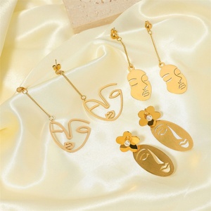 Boucles d'oreilles tendance personnalisées plaquées or avec pampilles en forme de visage pour femme - Product Image 1