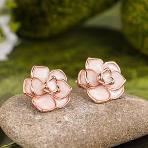 E4829 Orecchini a forma di fiore in oro rosa per donna, gioielli romantici in lega con intarsi in conchiglia - Product Image 3