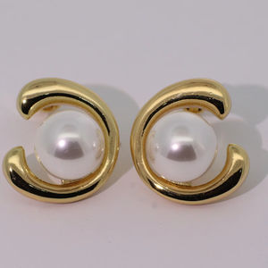 Boucles d'oreilles clous en perles en forme de lettre plaquées or en laiton élégantes et classiques de Tianyu Gems pour femmes - Product Image 1