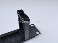 Organizador de Cables Metálico 1U con 5 Anillos de Plástico y Cepillo para una Gestión Eficiente y Organizada de Cables en Racks de Servidor de 19 Pulgadas