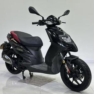 Priorité à la sécurité <span class=keywords><strong>Piaggio</strong></span> <span class=keywords><strong>Typhoon</strong></span> 150 Standard : ABS à double canal, freins à disque et cadre en acier stable pour des trajets sécurisés - Product Image 3