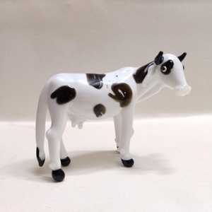 Figurine de vache en verre soufflé à la main, sculpture animale tachetée blanche et noire, pièce d'art décorative artisanale - Product Image 1
