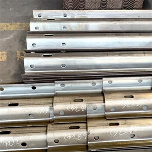 Barrières <span class=keywords><strong>de</strong></span> sécurité routière en acier galvanisé à trois poutres, barrières <span class=keywords><strong>de</strong></span> circulation à trois vagues avec poteaux pour la sécurité extérieure des voies <span class=keywords><strong>de</strong></span> circulation - Product Image 3